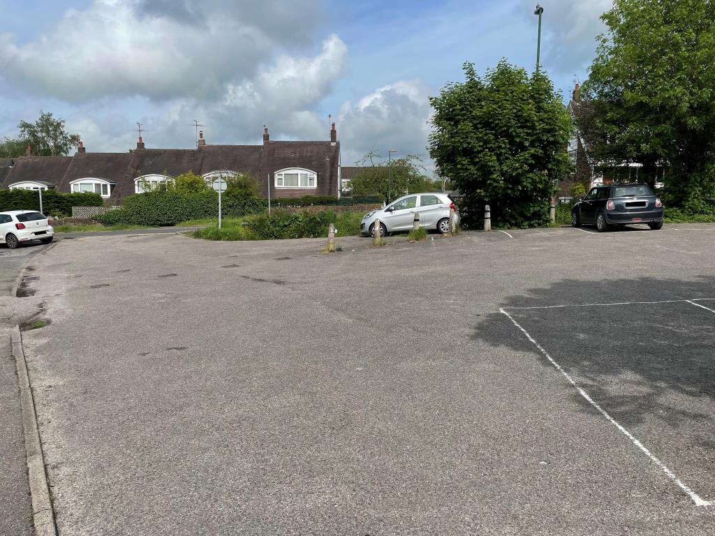 Lot: 44 - FREEHOLD MIXED USE INVESTMENT - rear parking area for both units with driveway